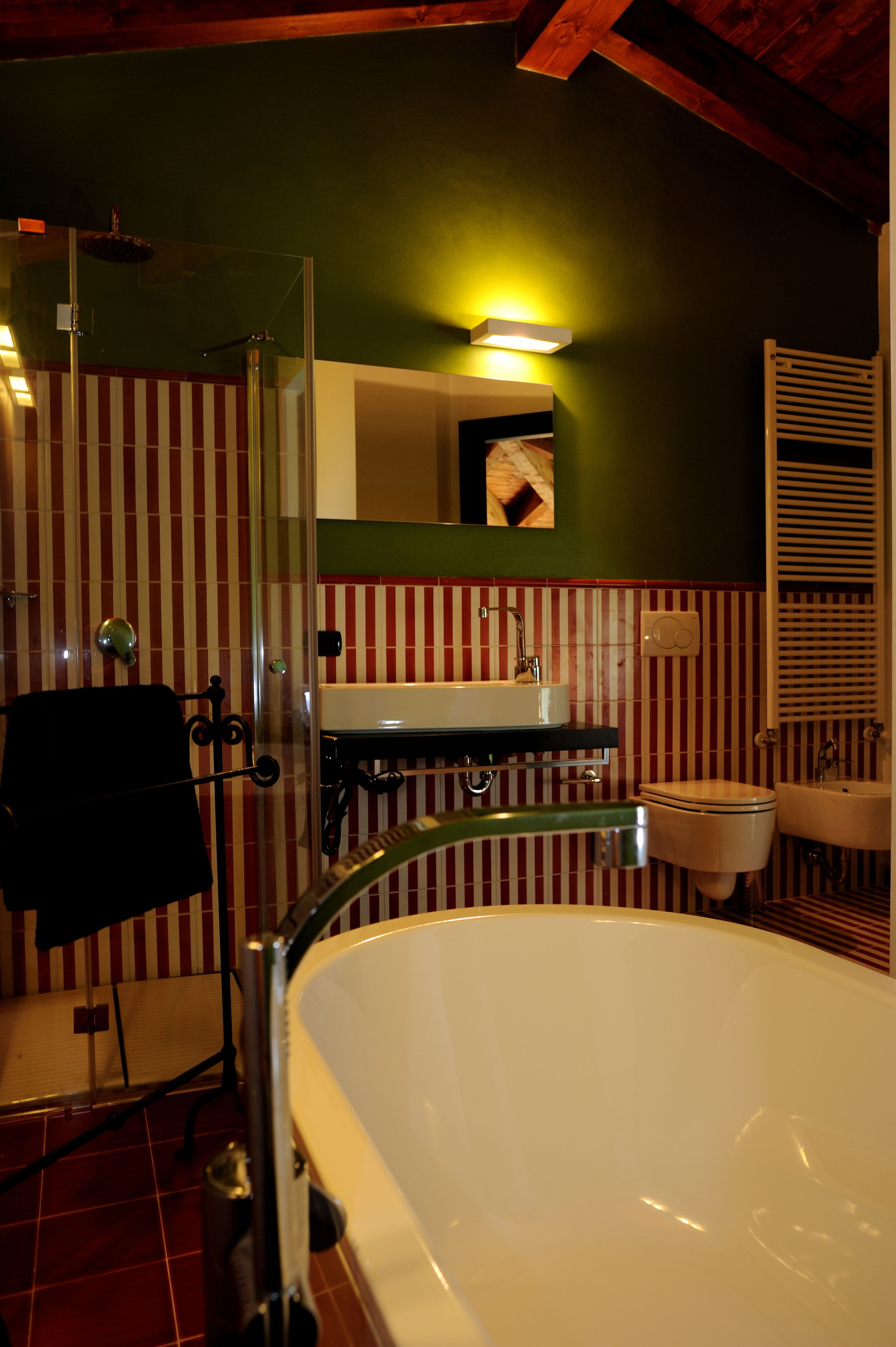 deluxe double room | bathroom | free toiletries, hair dryer, bidet, towels