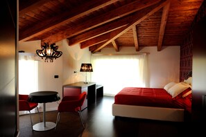 Caja de seguridad en la habitación y decoración personalizada 