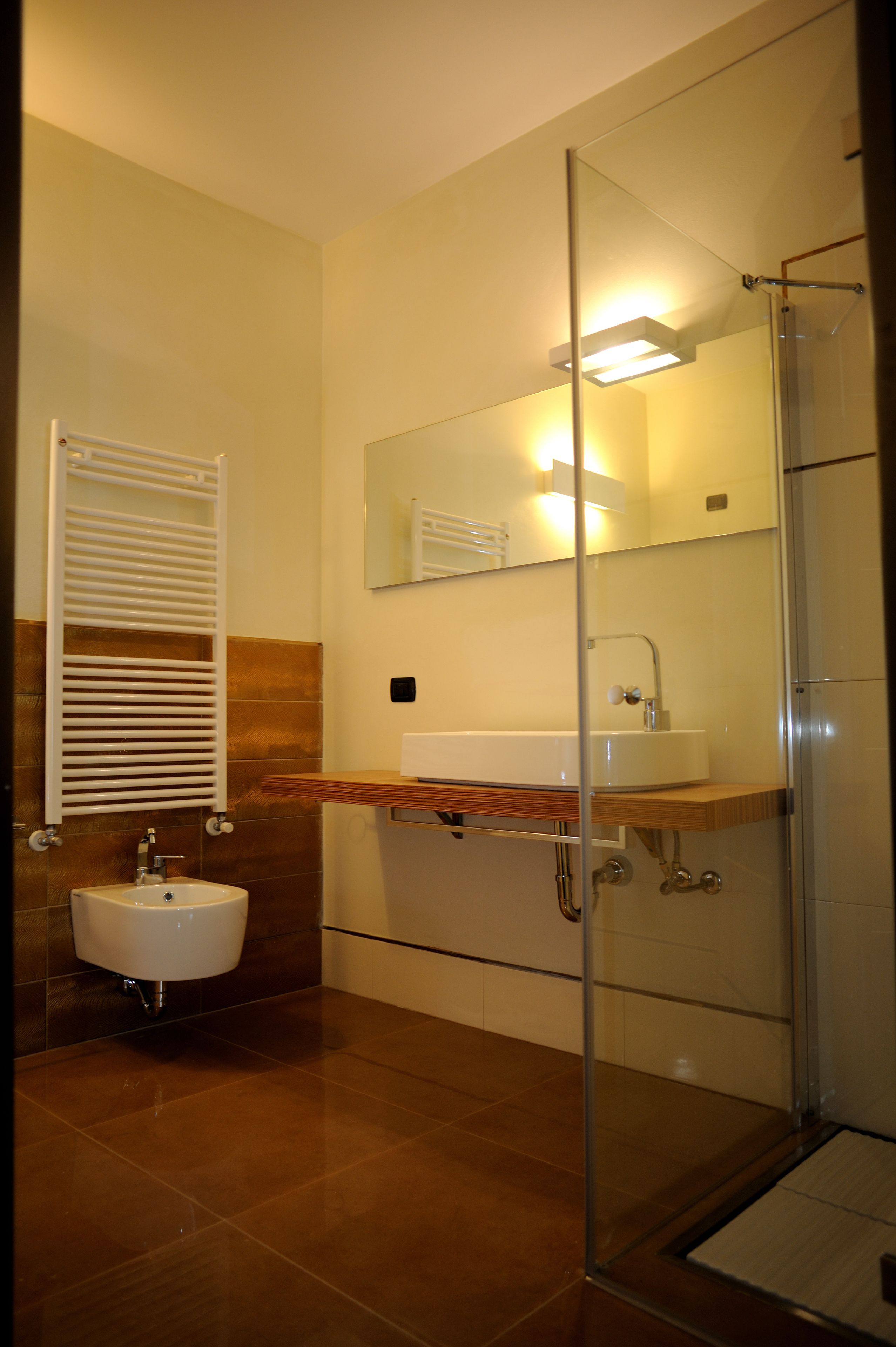 double room | bathroom | free toiletries, hair dryer, bidet, towels