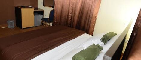 1 habitación, escritorio y ropa de cama