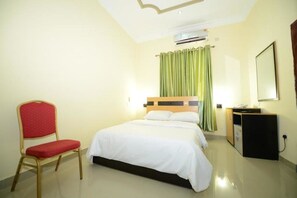 1 bedroom, desk, bed sheets