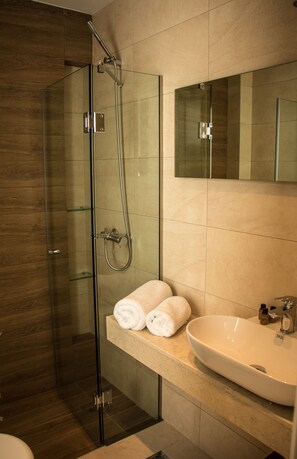Shower, free toiletries, hair dryer, towels - Aristotelia Gi (Aristotelis)