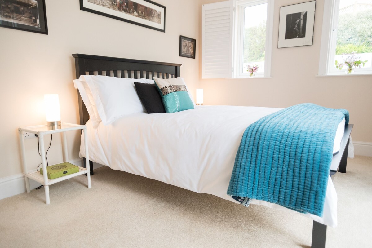 Quarto casal superluxo, 1 cama Queen, acessível, vista para o jardim (Leigh) | 3 quartos, roupas de cama de algodão egípcio, roupas de cama premium