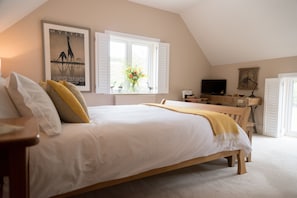 Luxury Double Room, 1 King Bed, Non Smoking, Garden View (Venn) | 3 bedrooms, Egyptian cotton sheets, premium bedding, in-room safe