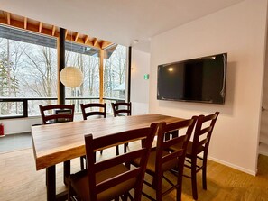 Lyxstuga | Vardagsrum | 60-tums smart-tv med digitalkanaler, Netflix och streamingtjänster