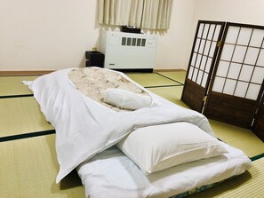 Dormitorio compartido, solo para mujeres | Ropa de cama de alta calidad y edredones de plumas