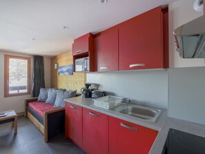 Fridge, dishwasher, coffee/tea maker, toaster