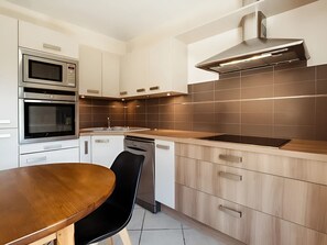 Kühlschrank, Mikrowelle, Ofen, Geschirrspüler