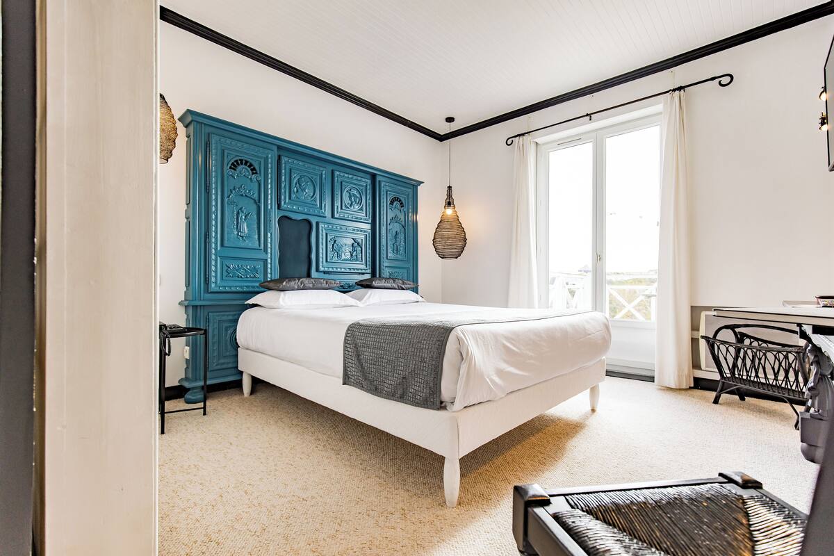 superior room, garden view | in-room safe, individually decorated, desk, soundproofing