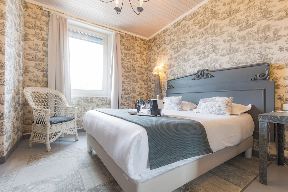 Rom – comfort | Safe på rommet, skrivebord, lydisolert og wi-fi (inkludert)
