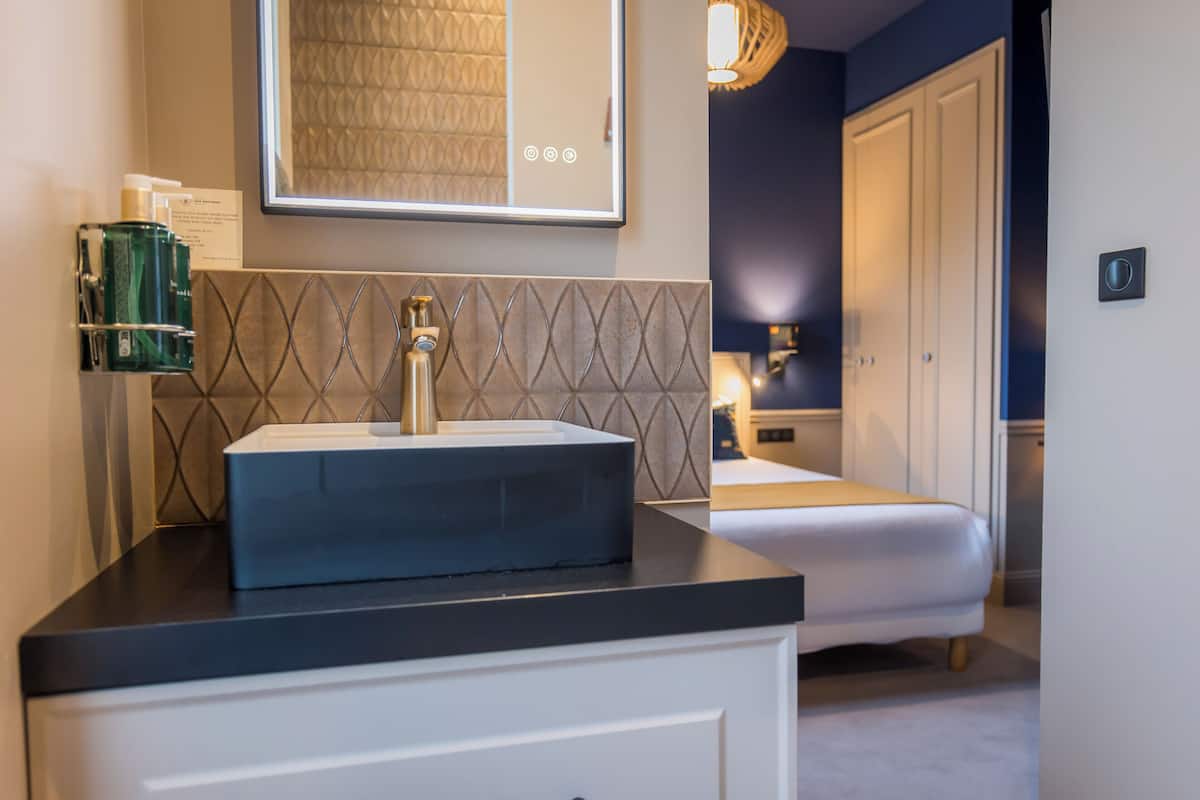 classic room | bathroom | free toiletries, hair dryer, bathrobes, towels