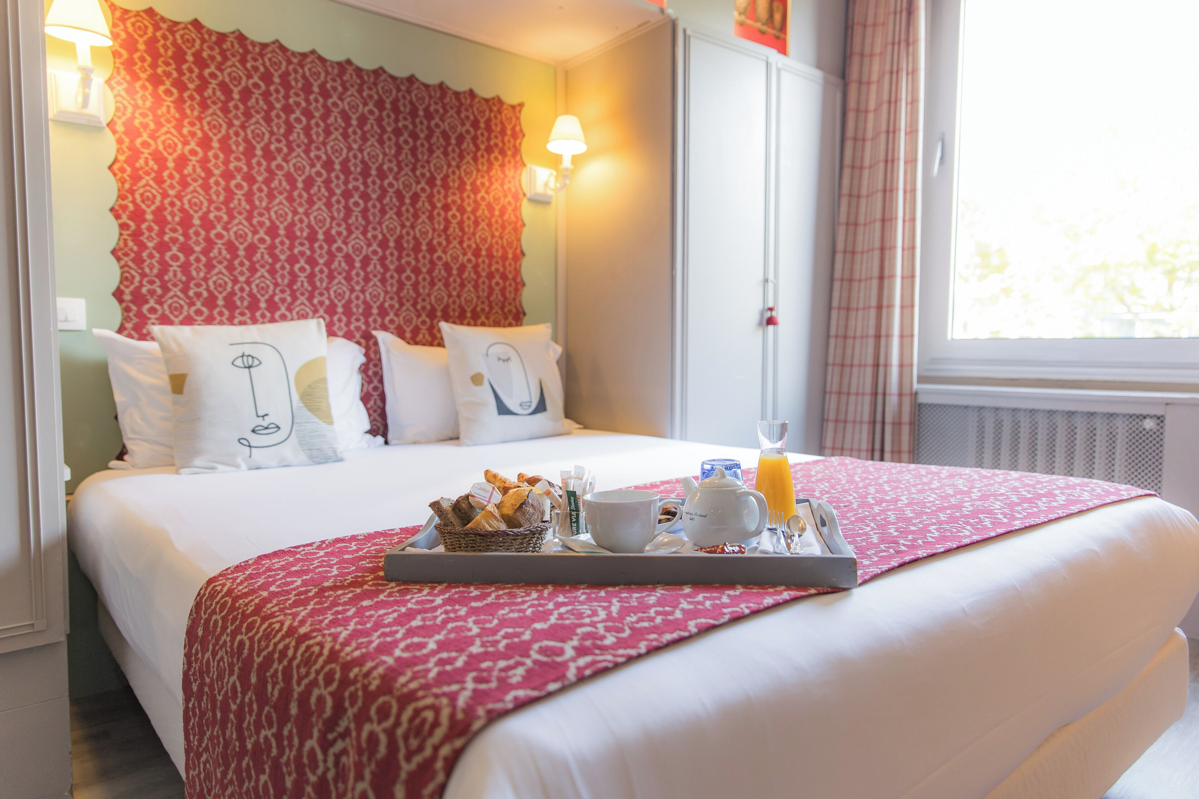 Classic-rum | Värdeförvaringsskåp på rummet, individuell inredning och skrivbord