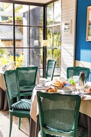 Desayuno buffet diario (EUR 17 por persona)