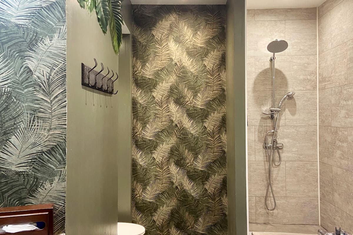 family room | bathroom | free toiletries, hair dryer, bathrobes, towels