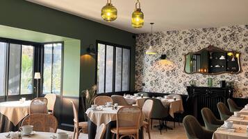 Daily buffet breakfast (EUR 19 per person)