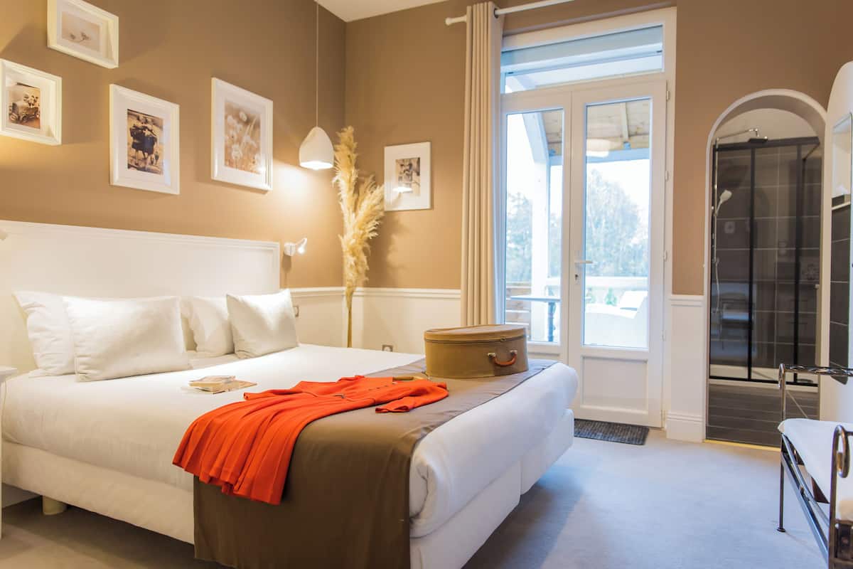 comfort room, garden view | in-room safe, individually decorated, desk, soundproofing