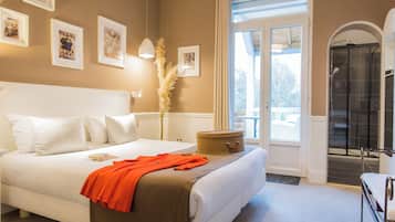 Comfort-huone, näköala puutarhaan | Tallelokero huoneessa, yksilöllisesti sisustettu, työpöytä, äänieristys
