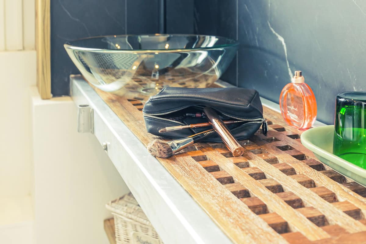 comfort room, garden view | bathroom | free toiletries, hair dryer, bathrobes, towels