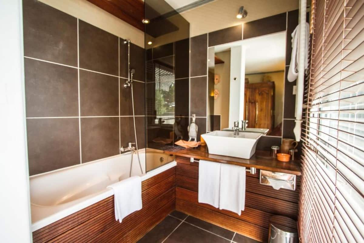 superior room, garden view | bathroom | free toiletries, hair dryer, bathrobes, towels