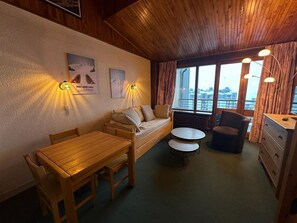 TV - Cozy 2-Room in Tignes, Ski-in Ski-out (Tignes)
