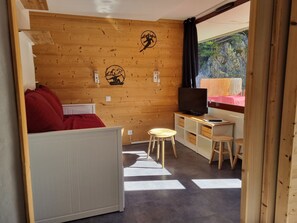 TV - Renovated Studio for 4 · Close to Slopes and Shops (Plagne Bellecôte)