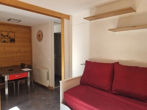 Interior - Renovated Studio for 4 · Close to Slopes and Shops (Plagne Bellecôte)