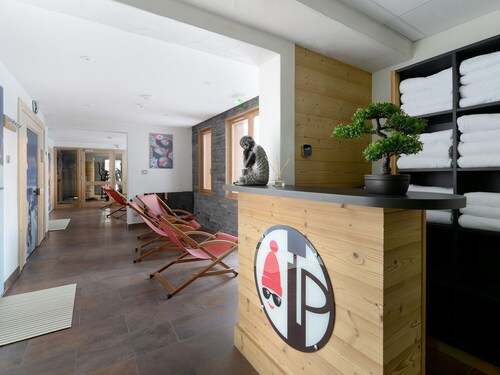 Spacious renovated apartment for 15 · Close to slopes · Wellness area