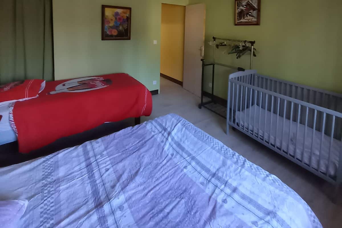Appartement | Individueel gedecoreerd, individueel gemeubileerd, een bureau