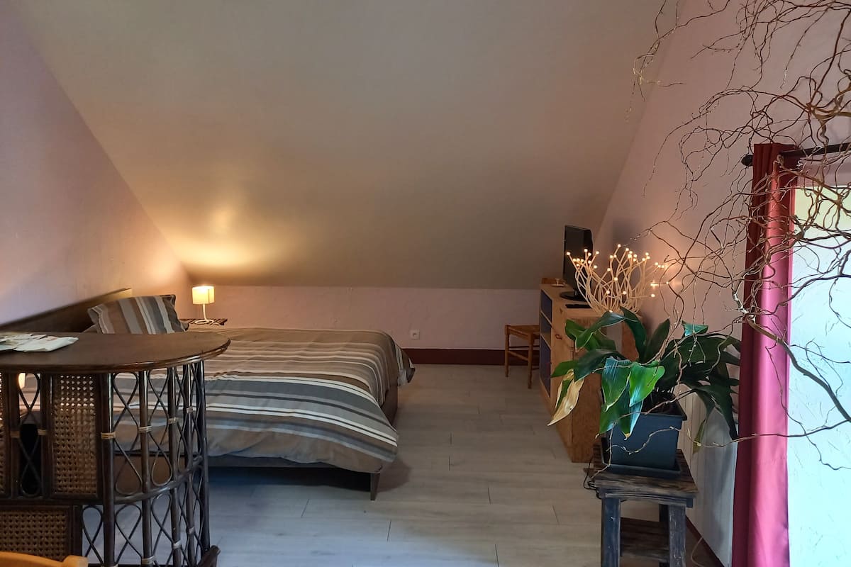 Appartement | Individueel gedecoreerd, individueel gemeubileerd, een bureau