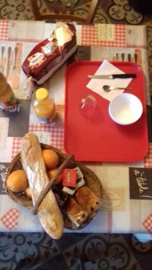 Kontinental frukost varje dag (EUR 5 per person)