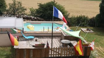 Kolam renang outdoor, dengan kursi berjemur