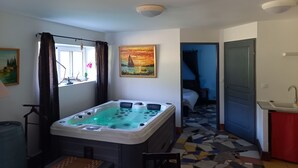 Apartment de La Source with Jacuzzi | Private spa tub