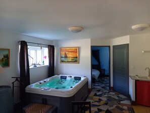 Apartment de La Source with Jacuzzi | Private spa tub