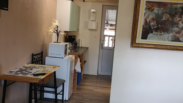 Blackbirds Studio | Desk, laptop workspace, soundproofing, WiFi (free)