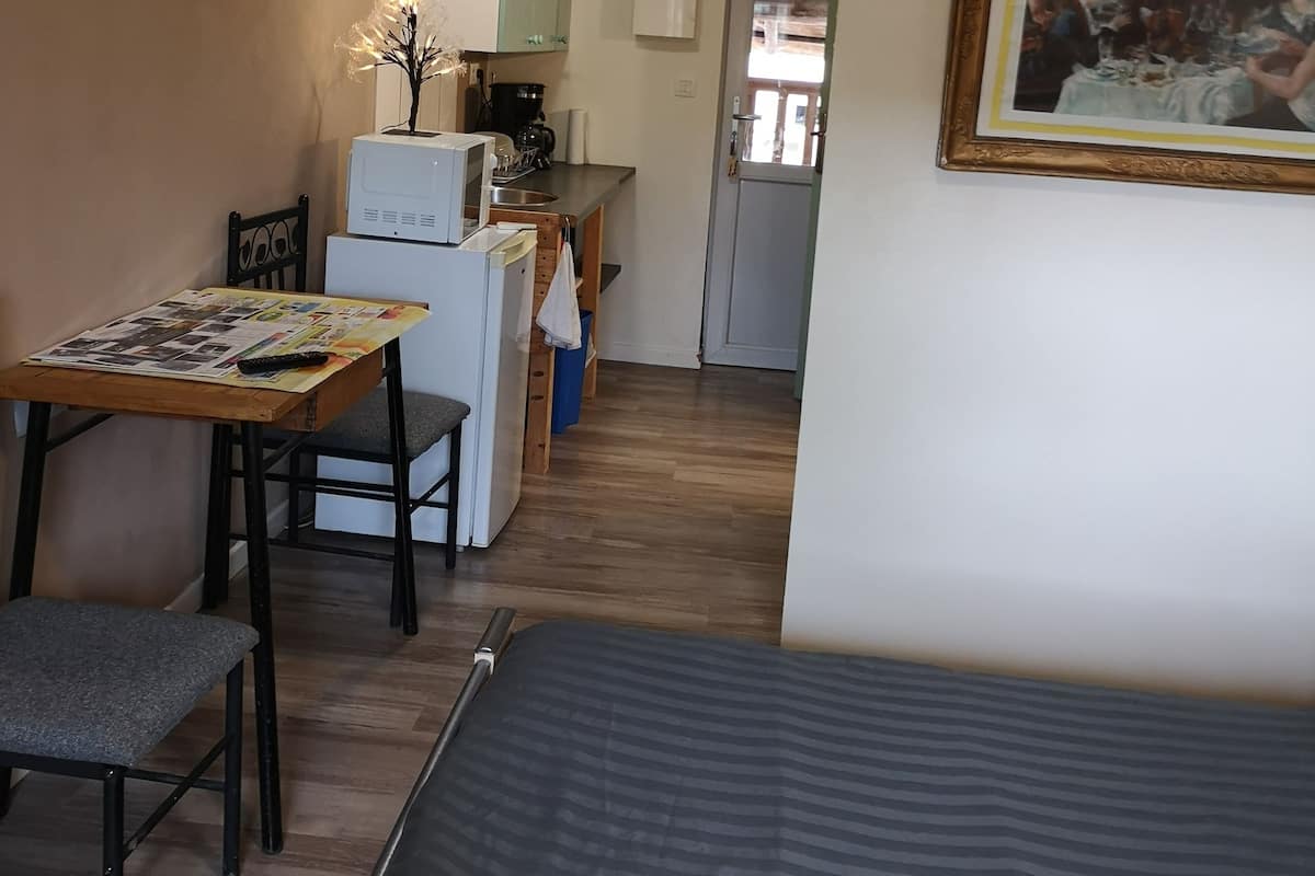 Studio | Individueel gedecoreerd, individueel gemeubileerd, een bureau