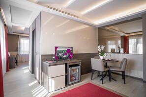 Suite | Premium bedding, down comforters, memory foam beds, minibar - Hotel Guerro (Castelvetro di Modena)