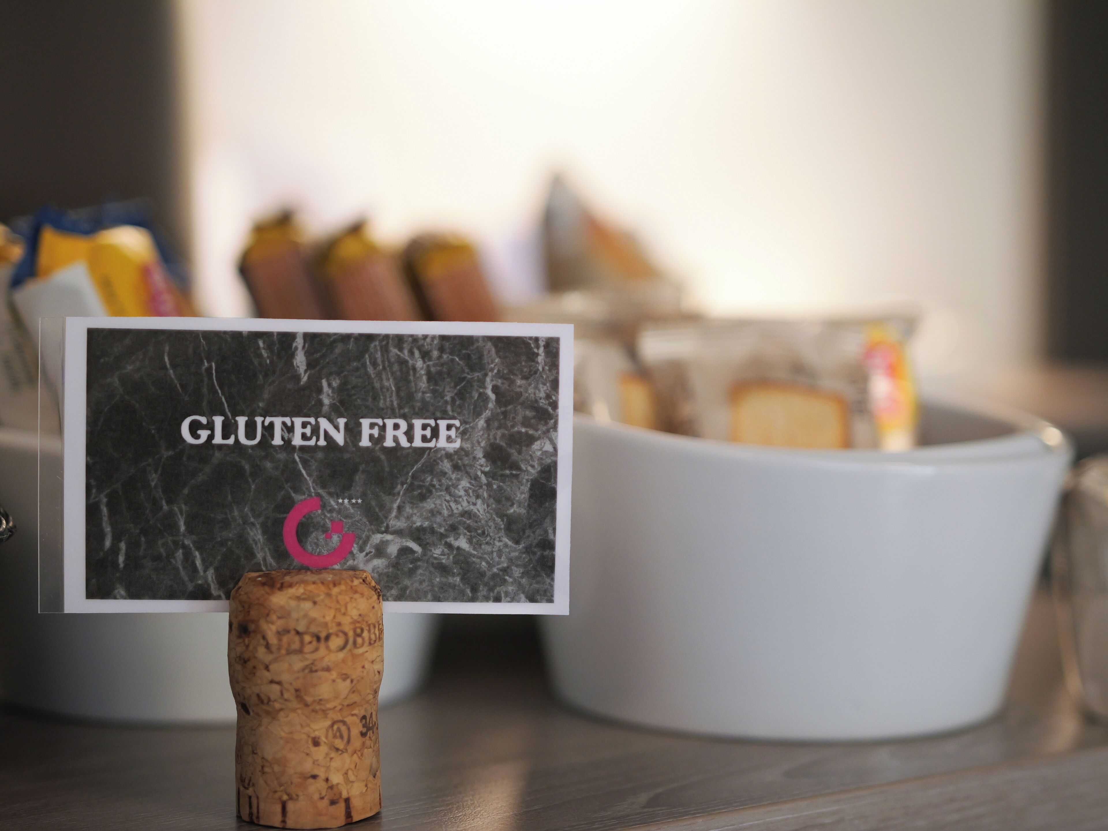 Un corcho con etiqueta sin gluten y un sacacorchos.
