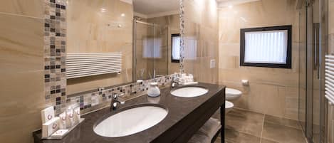 Shower, rainfall showerhead, free toiletries, hair dryer