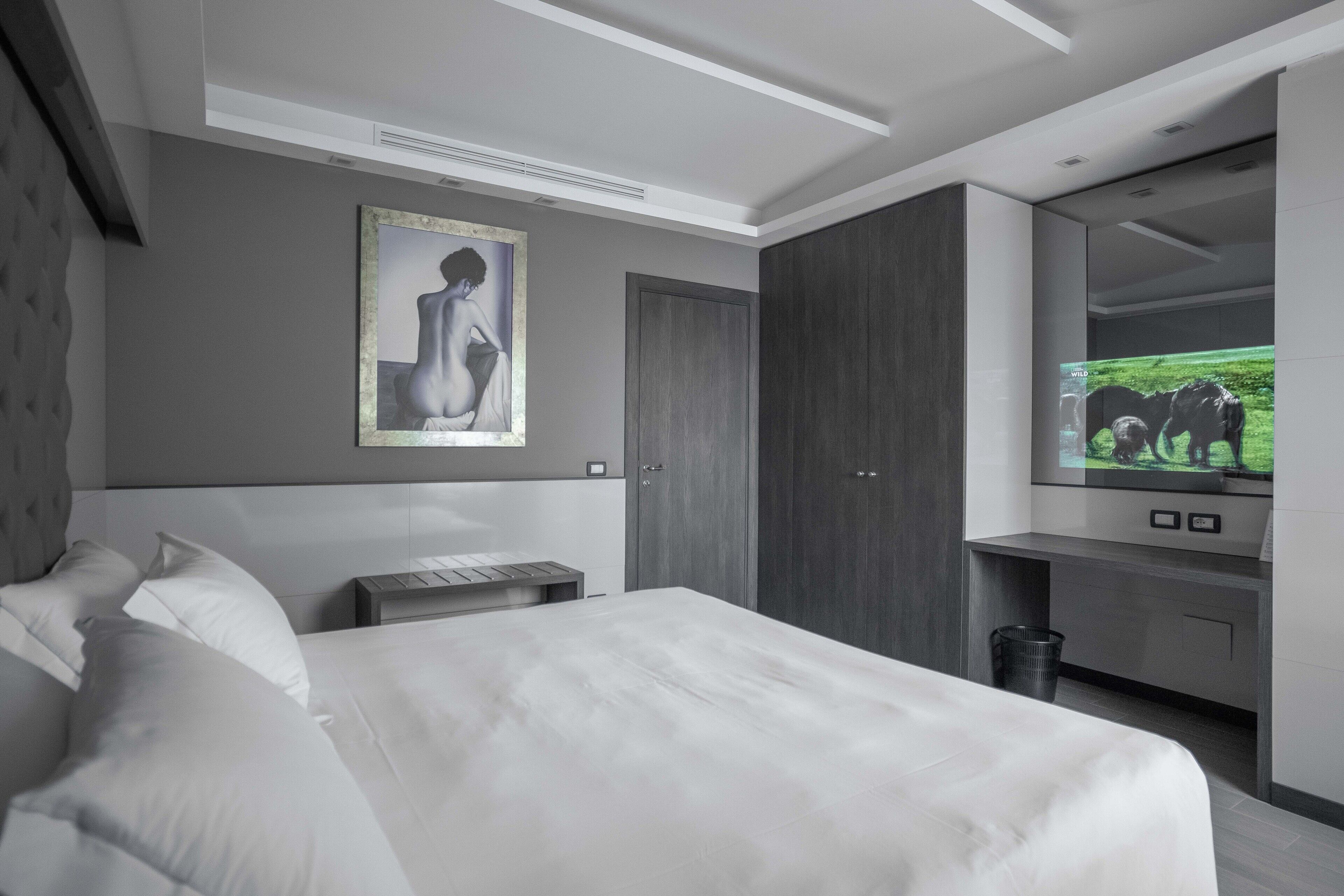 ห้องสวีท | เครื่องนอนระดับพรีเมียม, ผ้านวมขนเป็ด, เตียงเมมโมรีโฟม, มินิบาร์