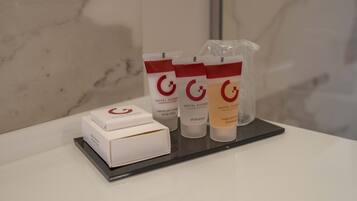 Een badkamermeubel met toiletartikelen, waaronder body lotion, shampoo en douchegel.