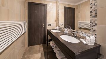Dusche, Regendusche, kostenlose Toilettenartikel, Haartrockner