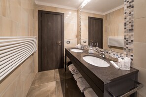 Shower, rainfall showerhead, free toiletries, hair dryer - Hotel Guerro (Castelvetro di Modena)