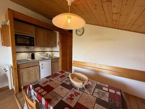 Kylskåp, ugn, kaffe- och tebryggare och brödrost