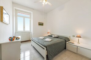 2 soverom, strykejern/-brett og sengetøy