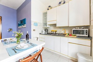 Fridge, microwave, stovetop, cookware/dishes/utensils - Bella Varenna, Varenna, Italy (Varenna)