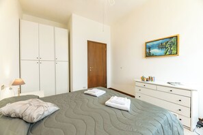 2 Schlafzimmer, Bügeleisen/Bügelbrett, Bettwäsche