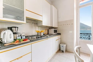 Kühlschrank, Mikrowelle, Herdplatte, Kochgeschirr/Geschirr/Besteck