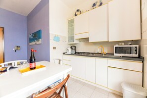 Kühlschrank, Mikrowelle, Herdplatte, Kochgeschirr/Geschirr/Besteck