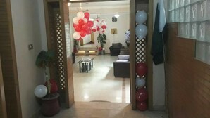 Lobby-lounge