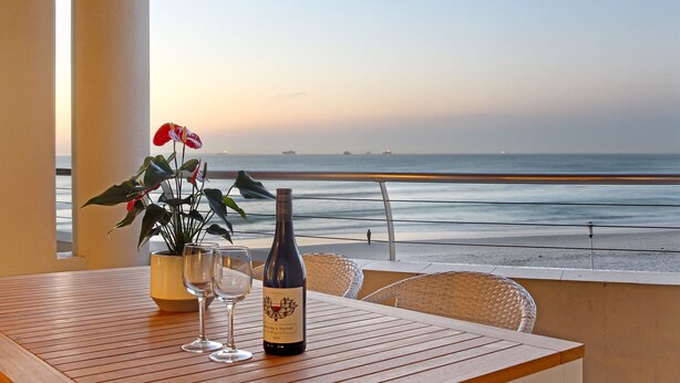 Beach/ocean view - Lagoon Beach 202 (Cape Town)